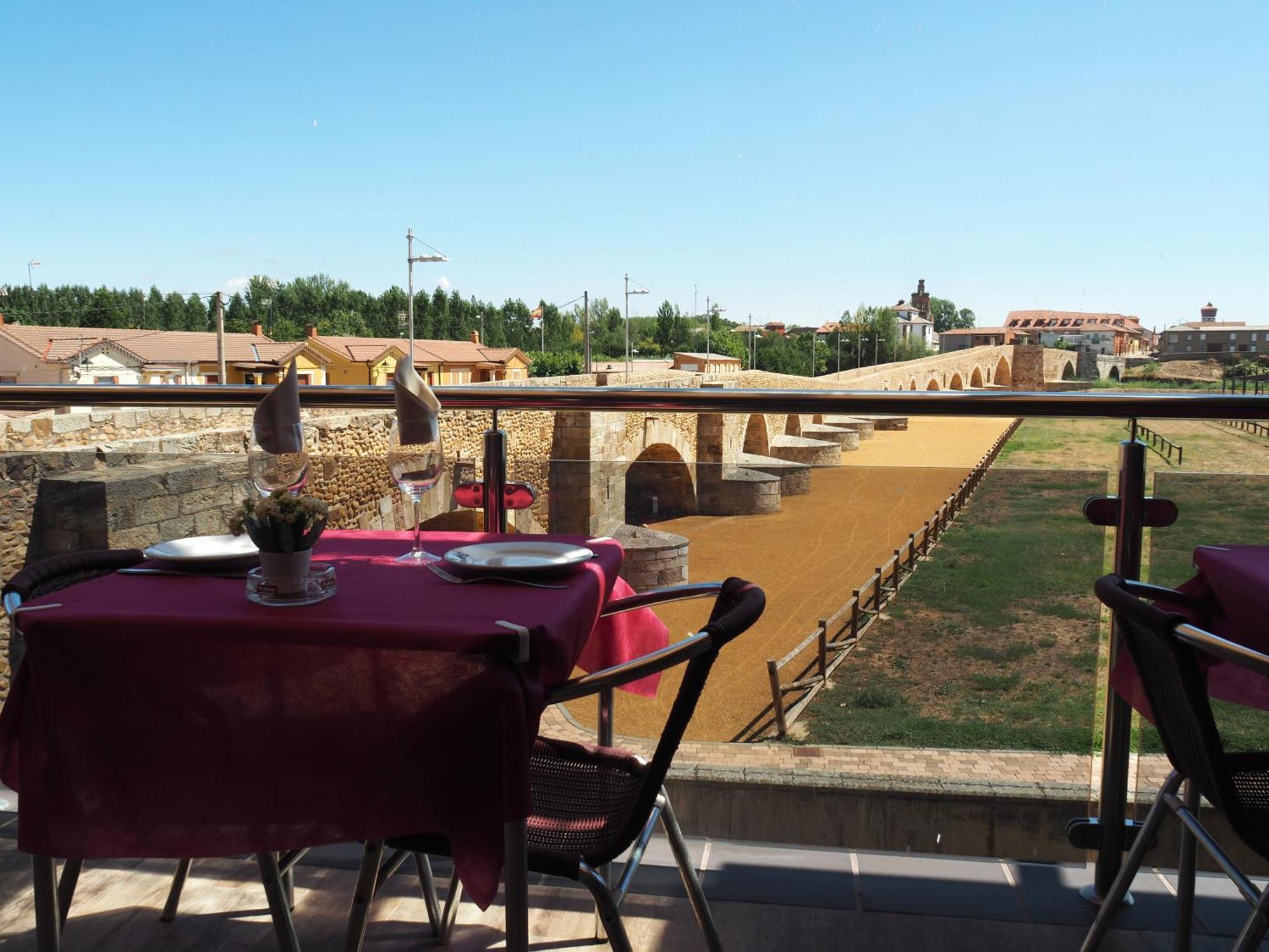 Hostal Don Suero De Quinones Hospital de Órbigo المظهر الخارجي الصورة