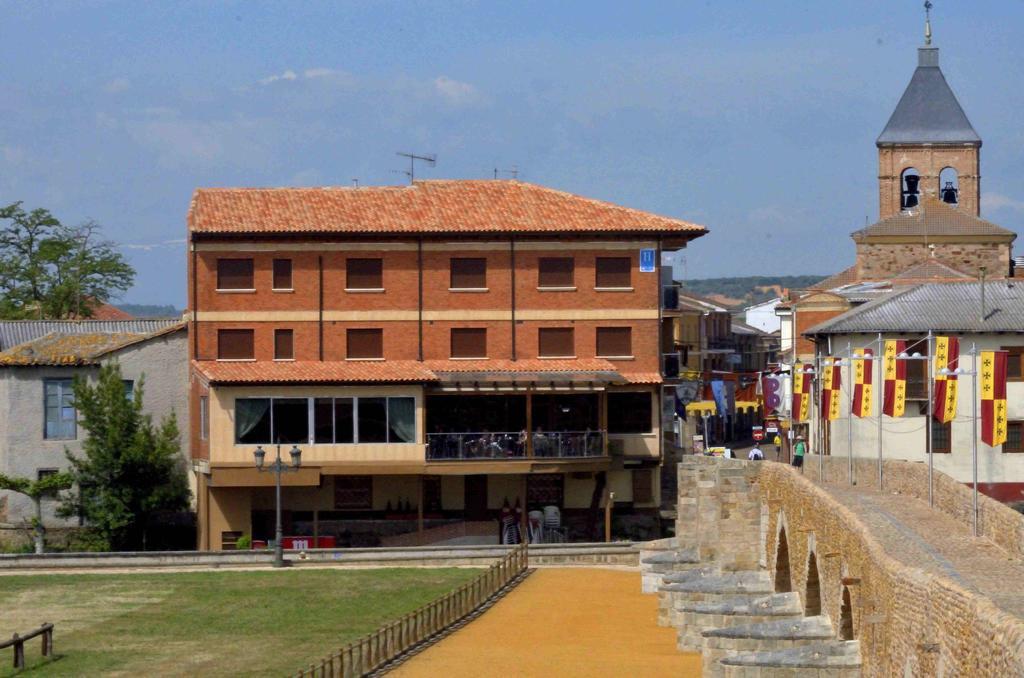 Hostal Don Suero De Quinones Hospital de Órbigo المظهر الخارجي الصورة